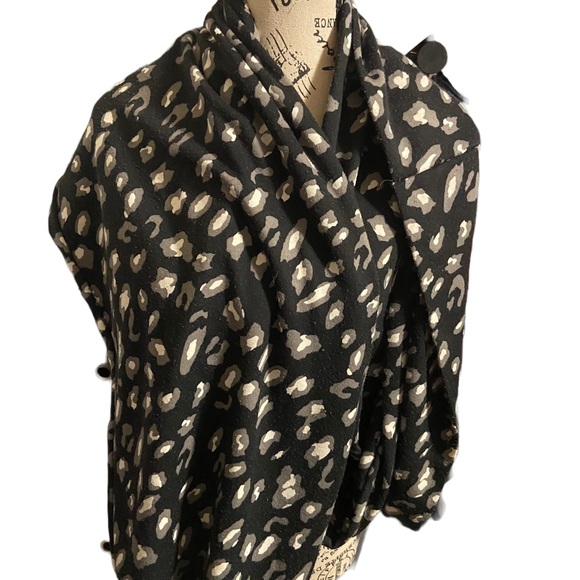 Black and White Animal Print Scarf - Picture 1 of 8